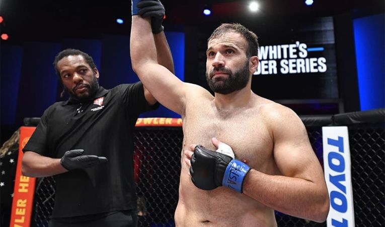 «Профессионал» блистательно дебютировал в UFC