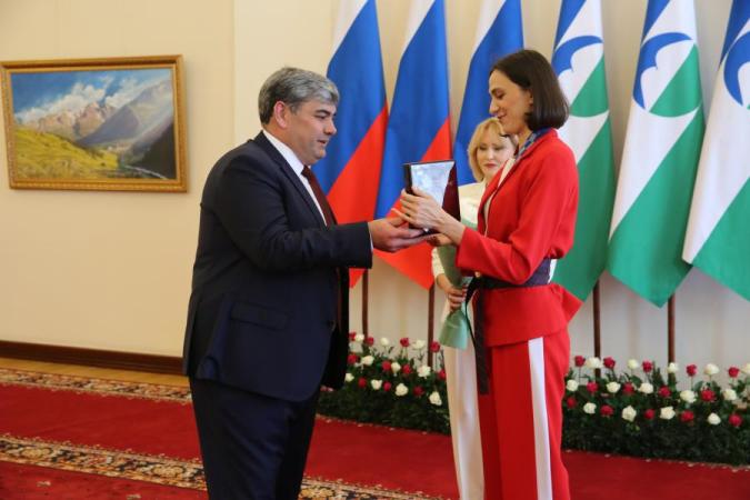 Глава КБР Казбек Коков вручил Марии Ласицкене орден «За заслуги перед Кабардино-Балкарской Республикой»