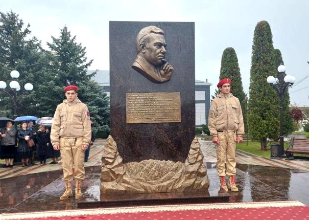 В Баксане открыли памятник первому Президенту Кабардино-Балкарии Валерию Кокову