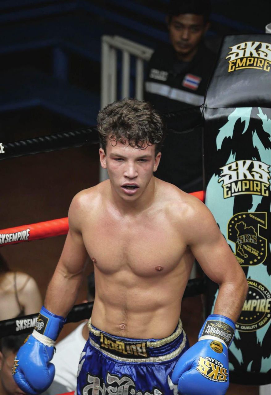 Тимур Кумахов успешно дебютировал на легендарной арене Таиланда — Bangla Boxing Stadium